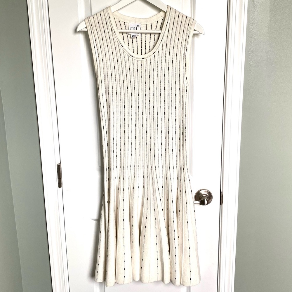 NU* NEW YORK BOUTIQUE CREAM AND BLACK DROP WAIST SLEEVELESS DRESS